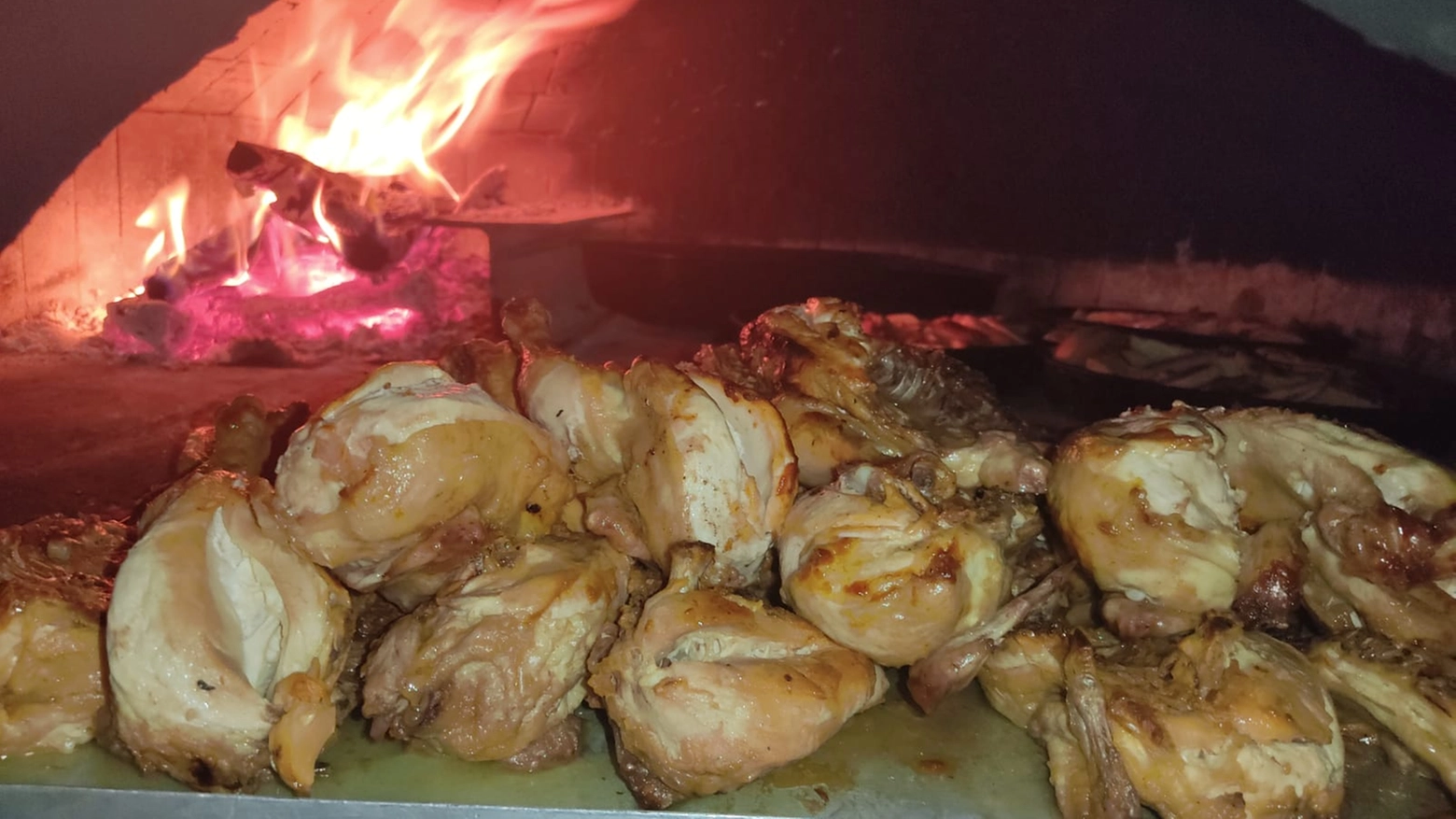 Sapori mediterranei, cucina calabrese, polli ruspanti e pizze tutto cotto in forno a legna, vi aspettano “Da Rino Pizza e Pollo”