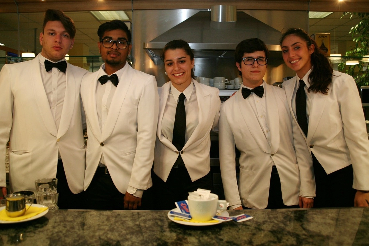 IMPEGNO E FESTA Dietro gli stand e ai fornelli i ragazzi delle classi terza B quarta A e quinta A «Italia a tavola» ha visto anche la presenza di esperti e nutrizionistiCONTATTI «L’obiettivo - spiega Laura Ferrarini, della Regione Emilia Romagna - è coinvolgere i ragazzi qui e nella nostra realtà alberghiera durante il loro percorso di studi Già questa estate ospiteremo alcuni di loro»