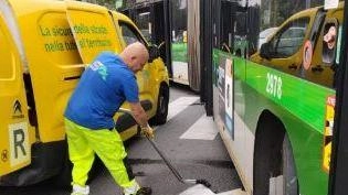 Ciclista investita da un autobus. Ferita alla gamba Ciclista investita da un autobus. Ferita alla gamba