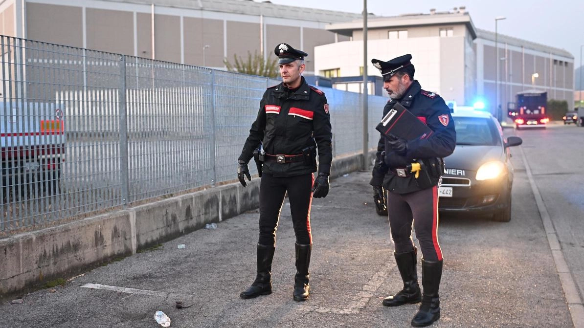 Gli operai che sono intervenuti: "Si è accanito su quella povera ragazza"