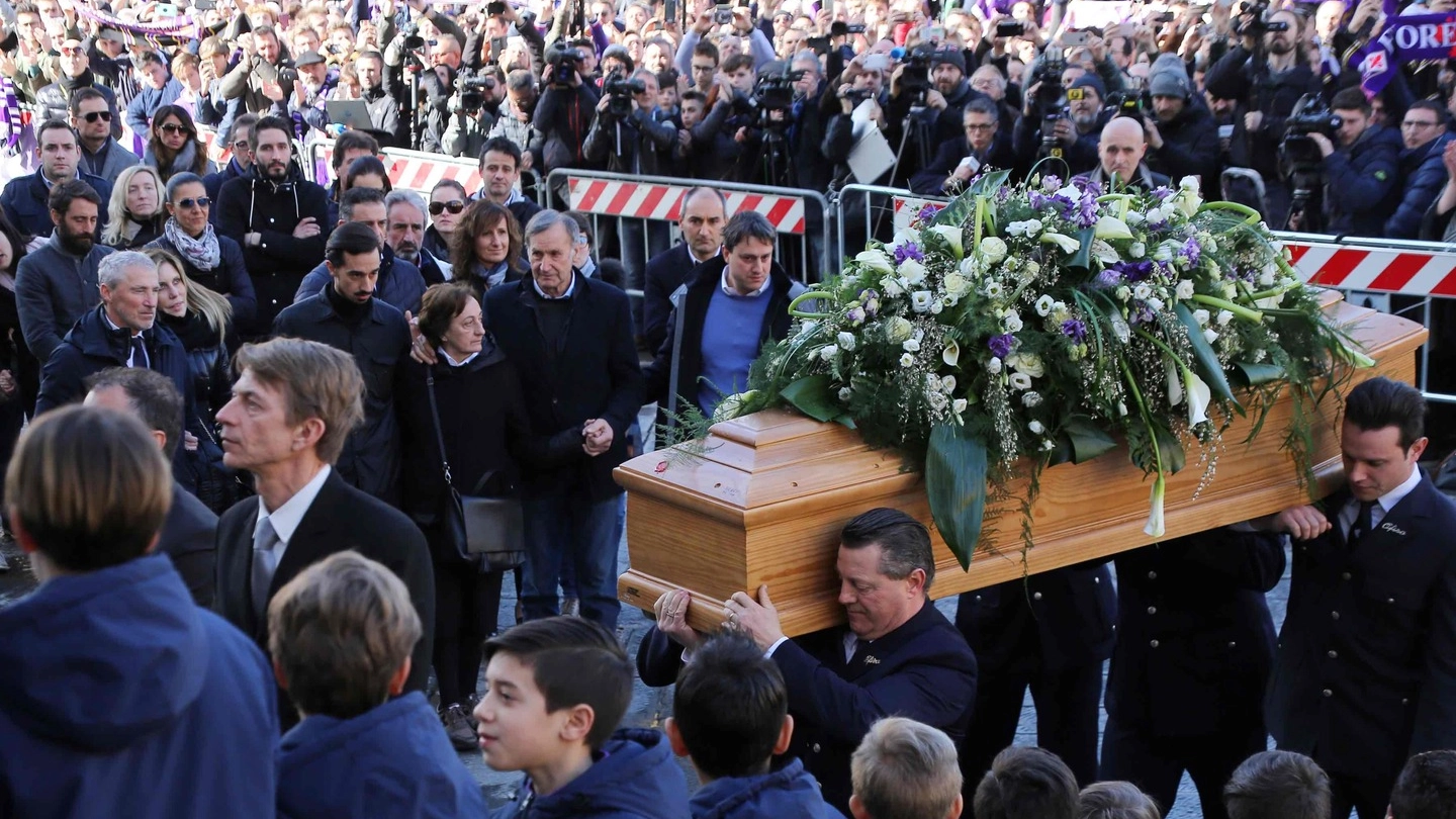I funerali di Davide Astori in piazza Santa Croce (foto Lapresse)