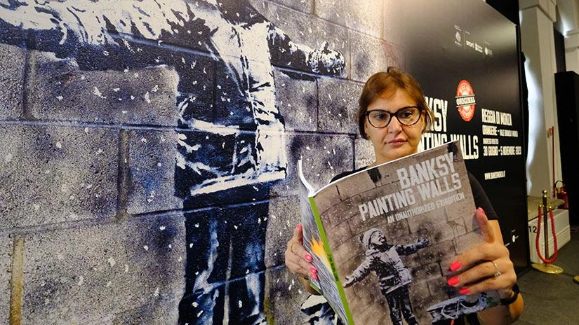 Banksy allunga il calendario. I muri del misterioso street artist “arredano“ il Serrone della Villa