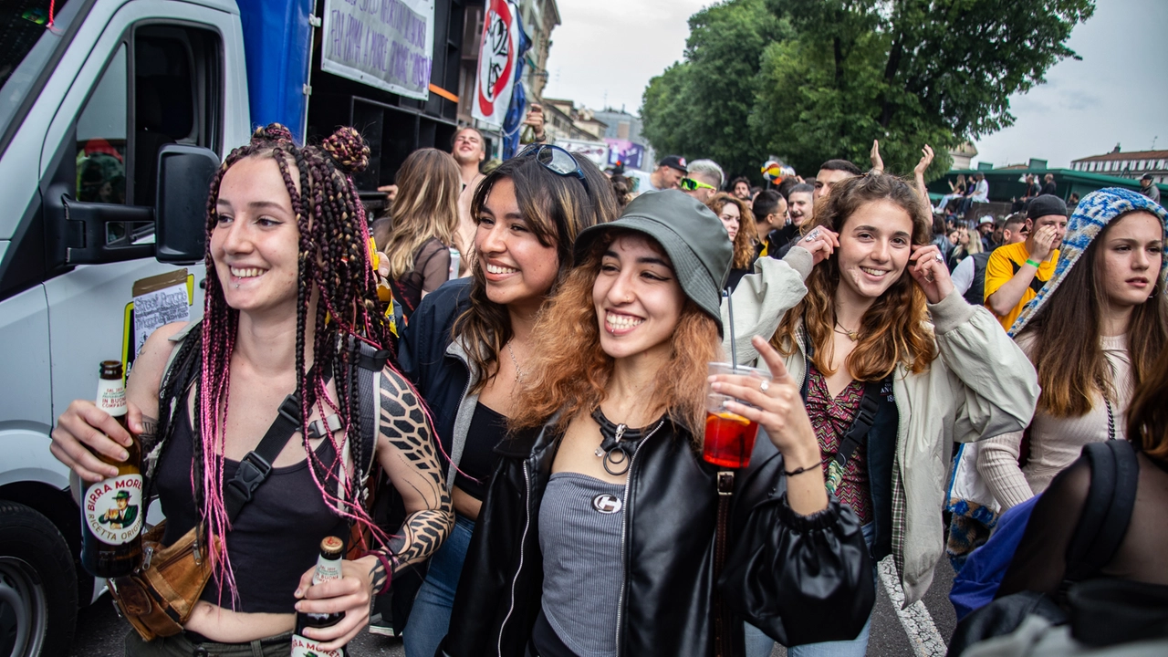 Corteo del 1 maggio di COBAS da porta Genova Milano, 1 Maggio 2023, ANSA/Davide Canella