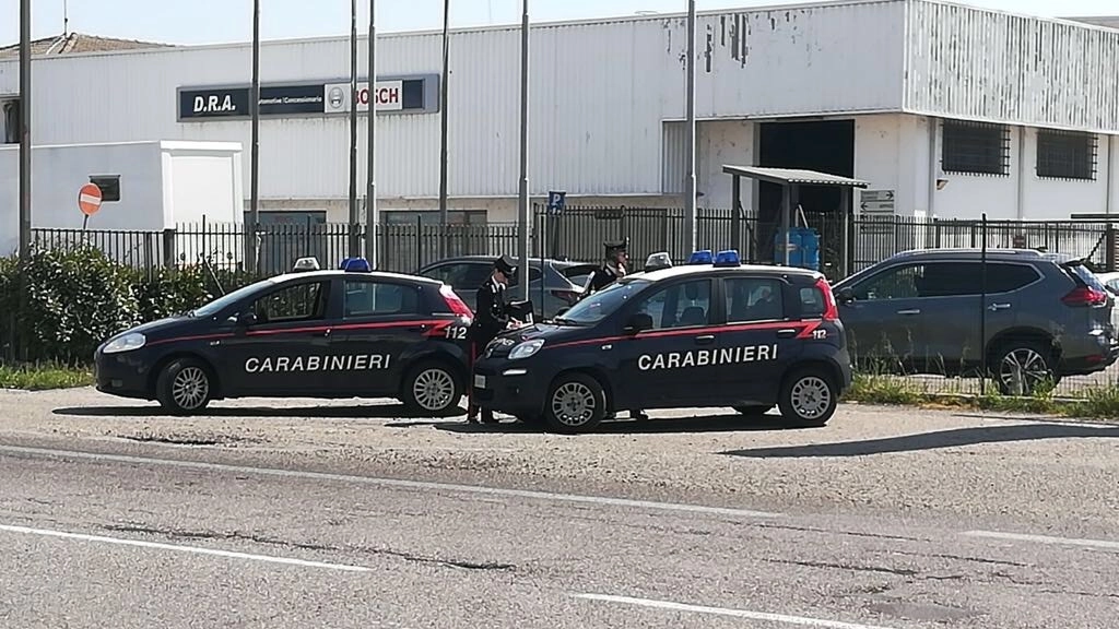 I carabinieri impegnati nei controlli agli autolavaggi