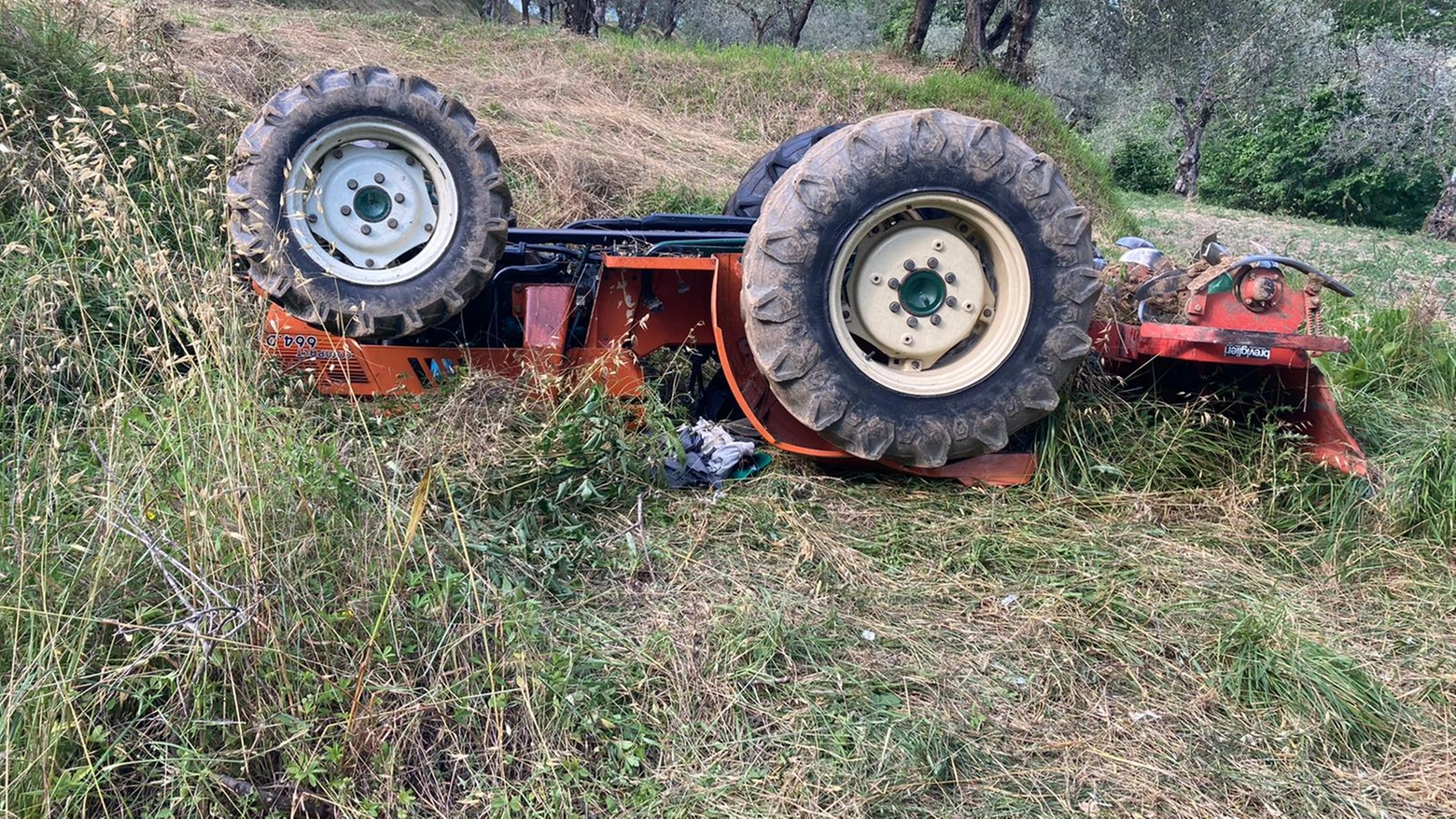 Incidente nella zona boschiva della frazione Pontagna: l’uomo, residente a Vezza D’Oglio, è rimasto schiacciato sotto il veicolo