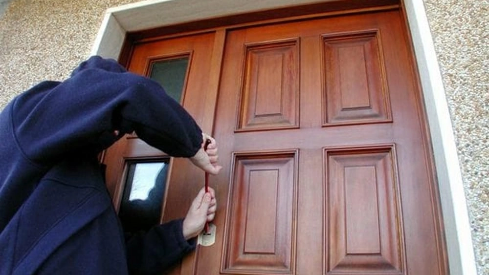 I ladri sono entrati scassinando la porta principale (foto di repertorio)