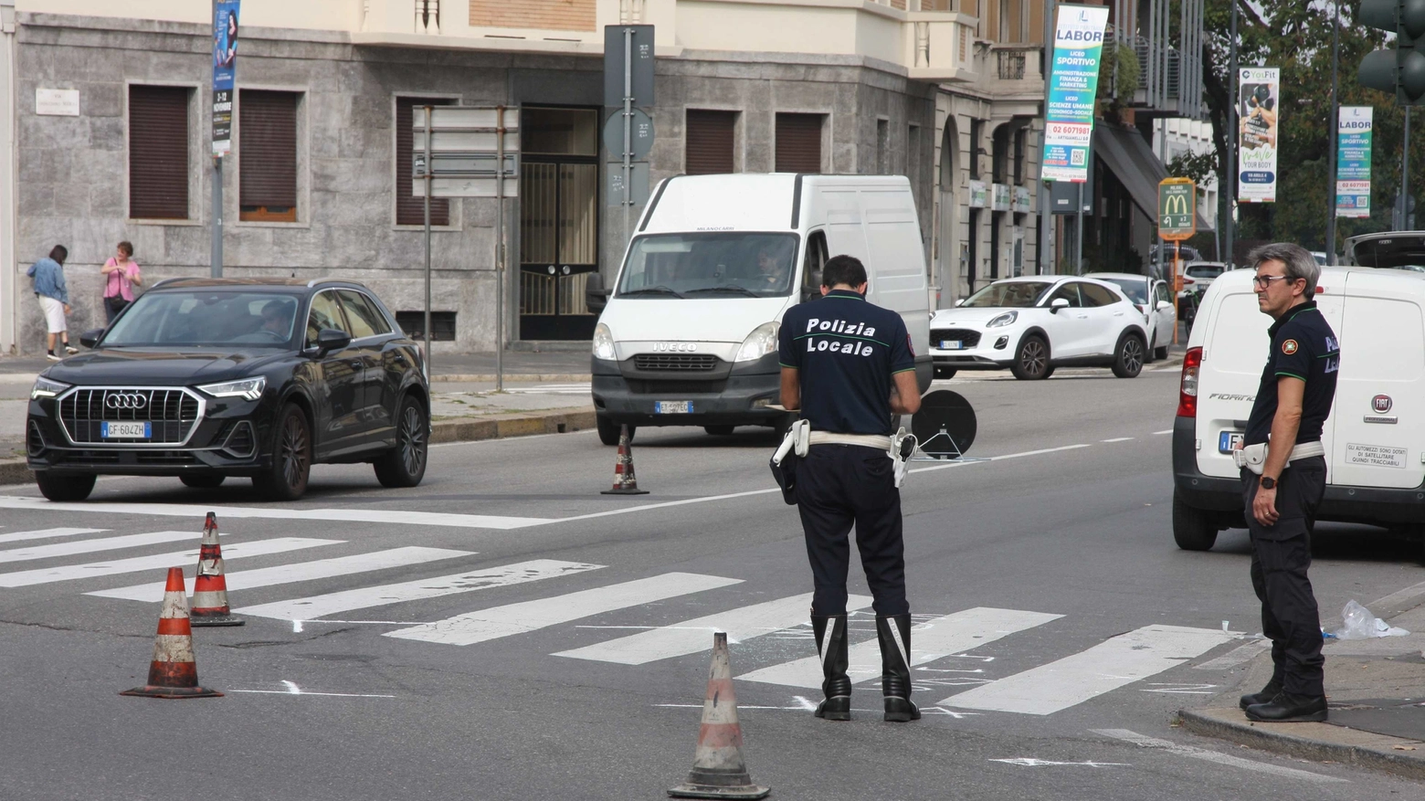 I rilievi della polizia locale sul posto