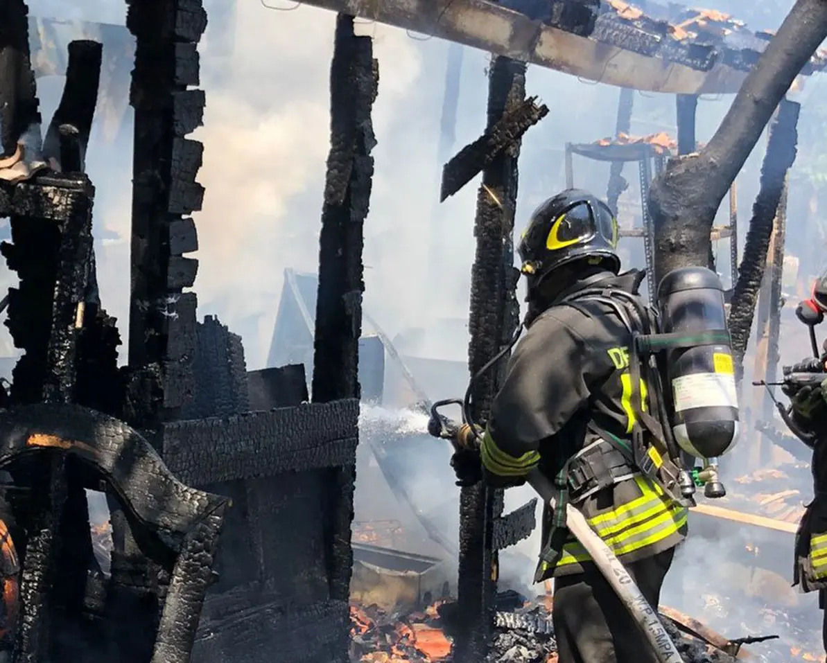 Monza, incendio vicino ai binari: bloccata linea Milano-Chiasso