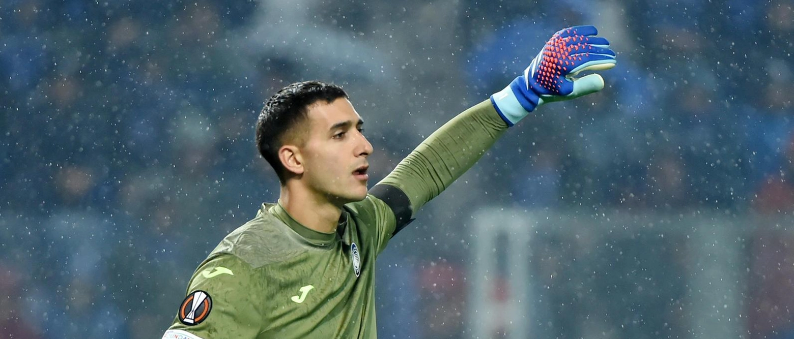 Dibattito aperto dopo l’errore del 23enne azzurro con il Napoli, ma anche il collega ha avuto passaggi a vuoto. L’estremo difensore sudamericano in campo dal 1’ in Coppa, a fine stagione possibili ripercussioni sul mercato.