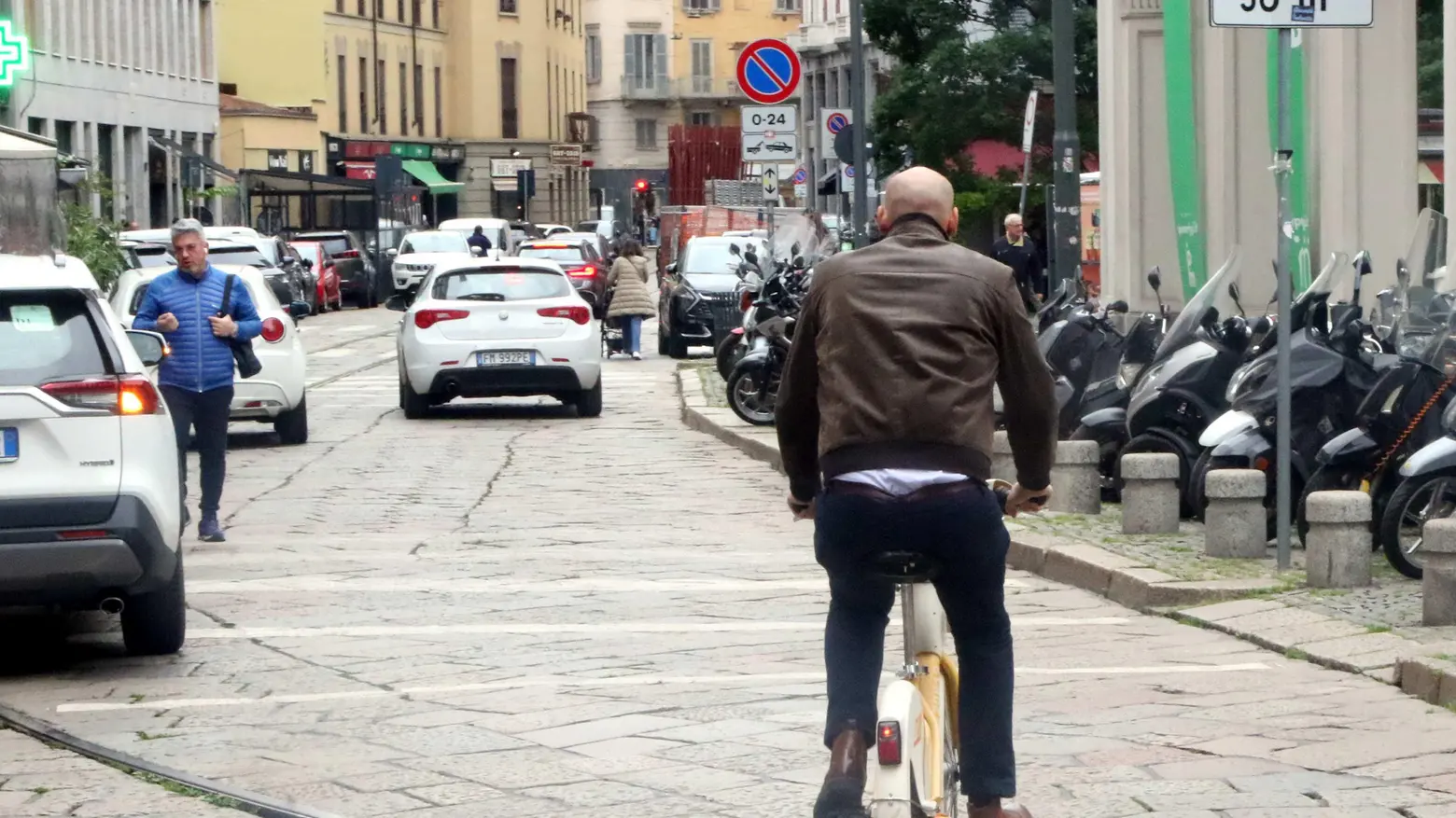 "Noi, equilibristi su due ruote per schivare solchi e ostacoli imprevisti" "Noi, equilibristi su due ruote per schivare solchi e ostacoli imprevisti"