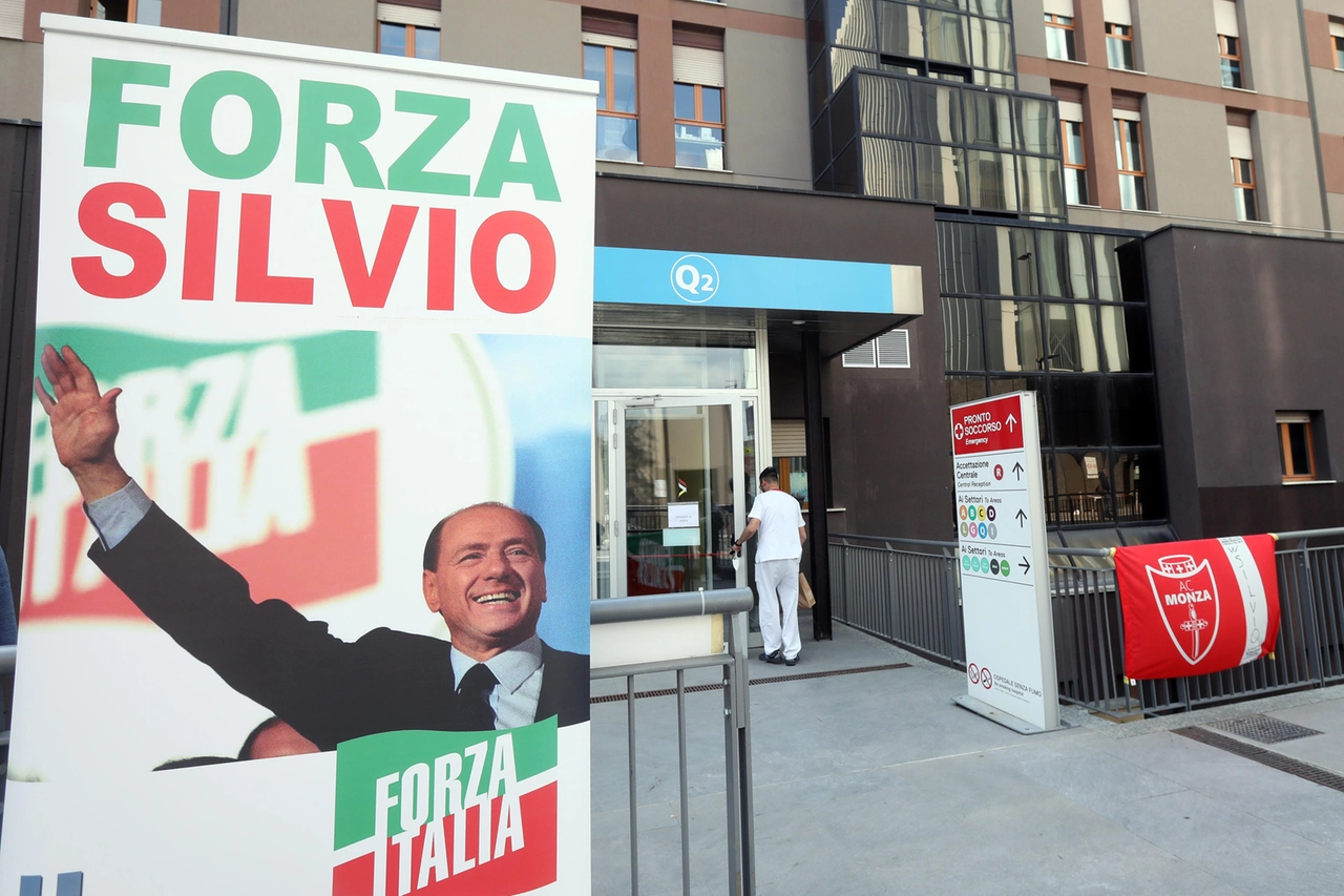 Bandiere di Forza Italia e stendardi del Monza: il sostegno a Berlusconi