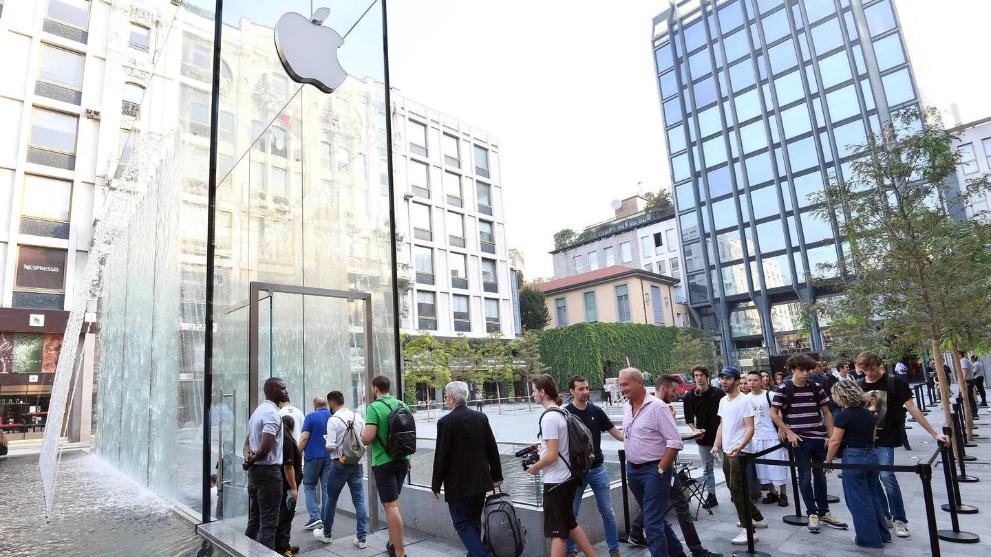 Ingresso all'Apple Store di piazza Liberty il primo giorno degli iPhone Xs (foto Ansa)
