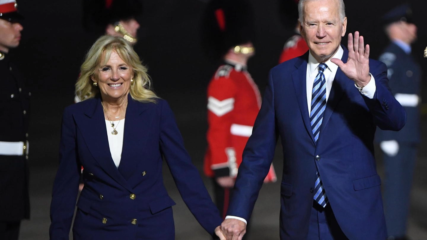 Il presidente Joe Biden e la First Lady Jill all'arrivo in Inghilterra