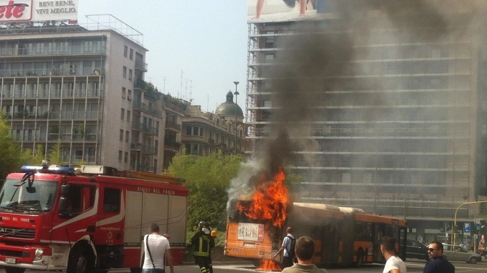 L'autobus 56 andato in fiamme in piazzale Loreto