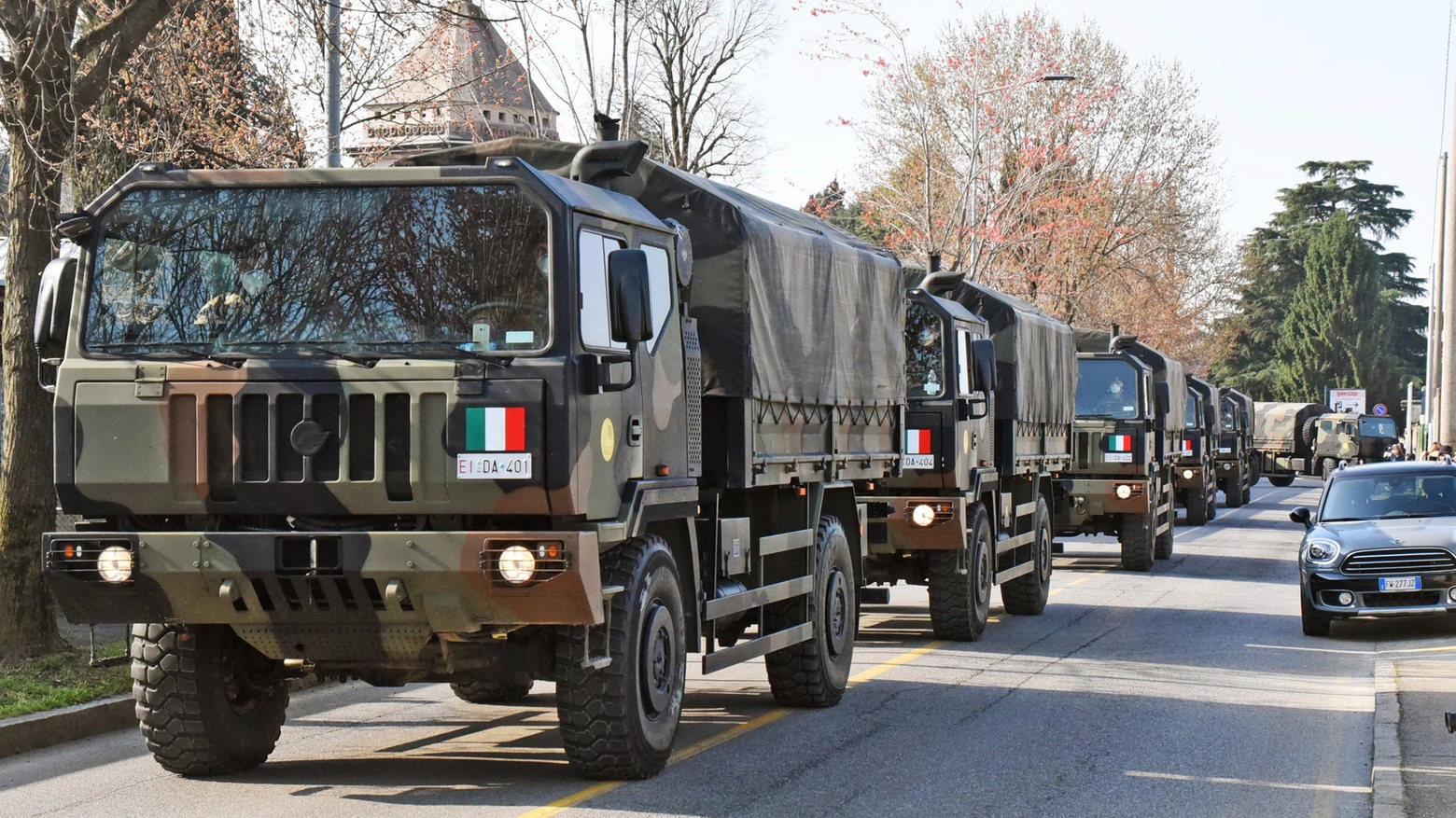 I camion militari con le bare nella zona rossa della Bergamasca