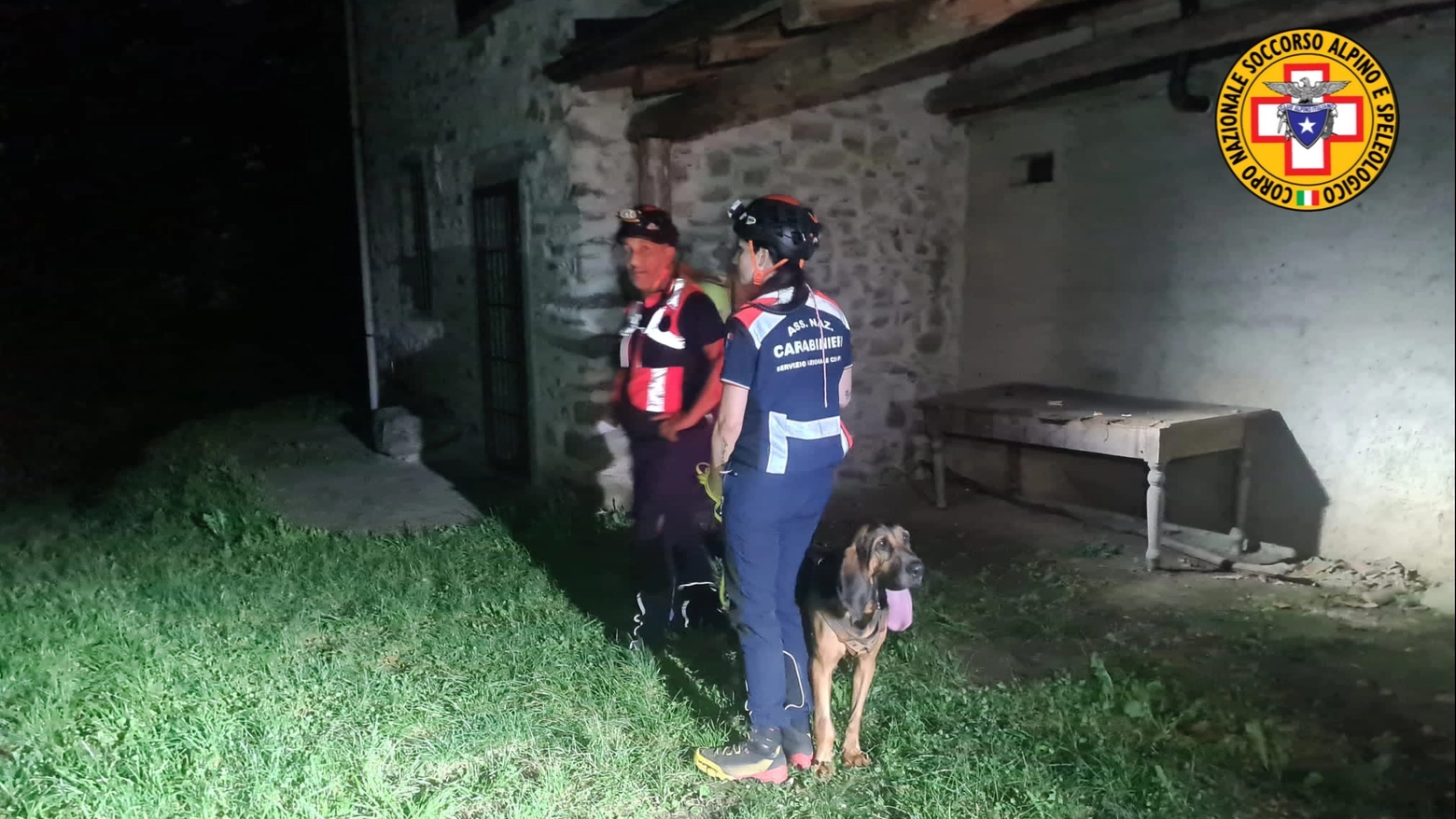 I soccorritori con il cane molecolare