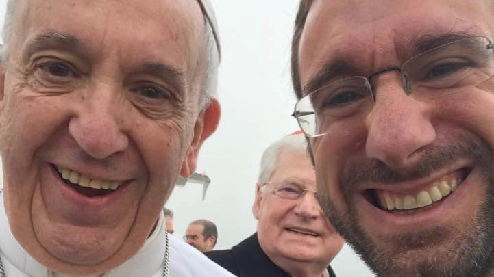 Il selfie di Micheli con il Papa