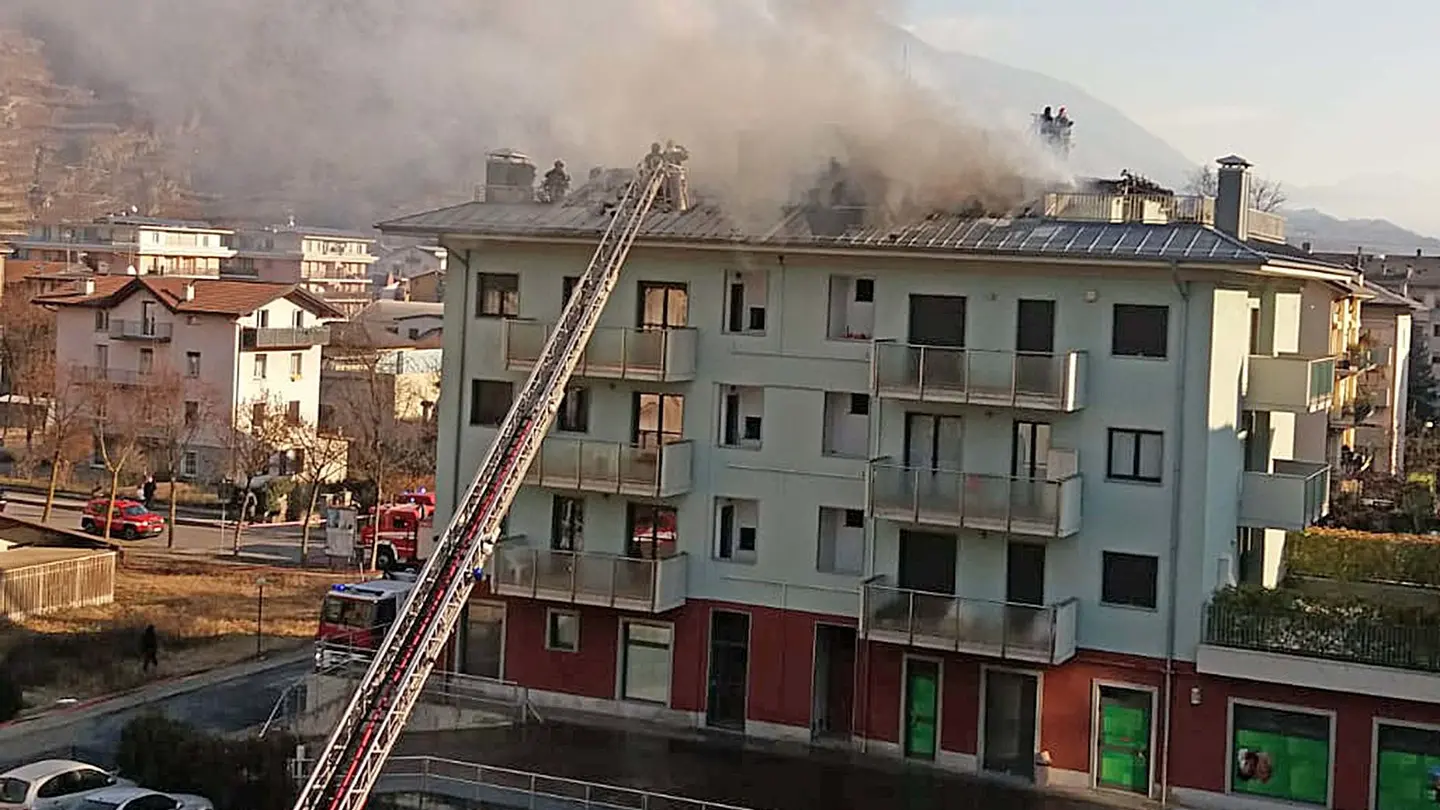 Il palazzo assediato dalle fiamme a Sondrio nel 2019