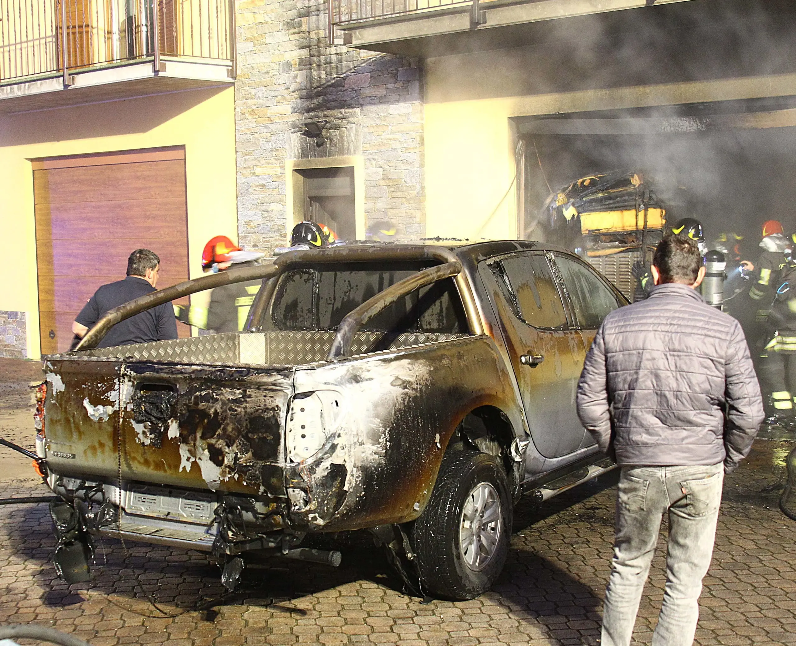 Cortocircuito scatena le fiamme: un’auto distrutta a Poggiridenti