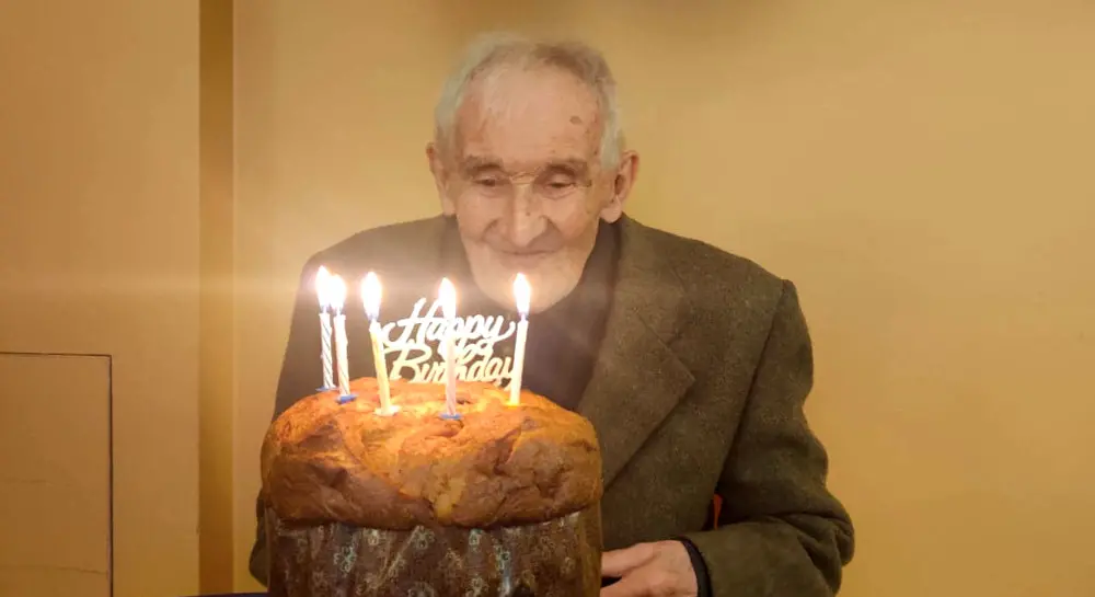 Airuno, Carlo Gilardi compie 92 anni: in casa di riposo la festa, fuori la protesta