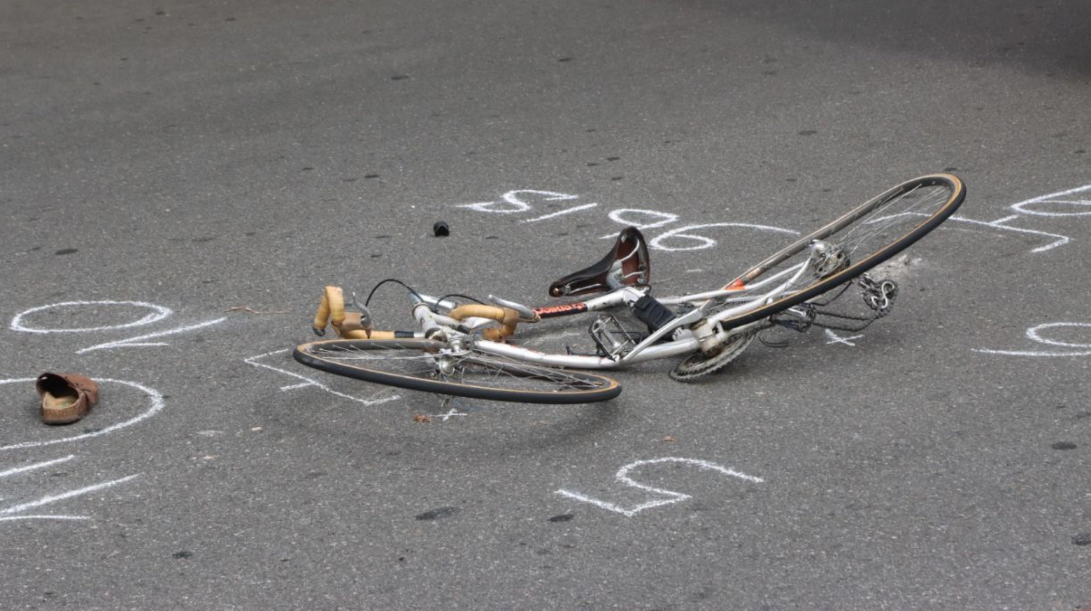 La bicicletta della ciclista di 28 anni travolta e uccisa da un camion in viale Caldara a Milano (Ansa/Paolo Salmoirago)