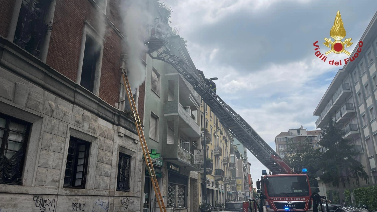 L'esplosione del furgone e i danni al palazzo in via Vasari