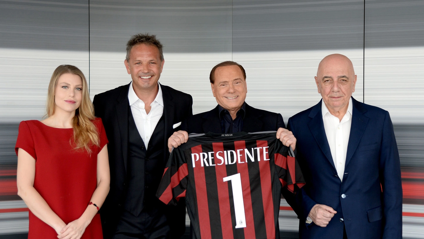 Galliani, Silvio e Barbara Berlusconi alla presentazione di Sinisa Mihajlovic (Lapresse)