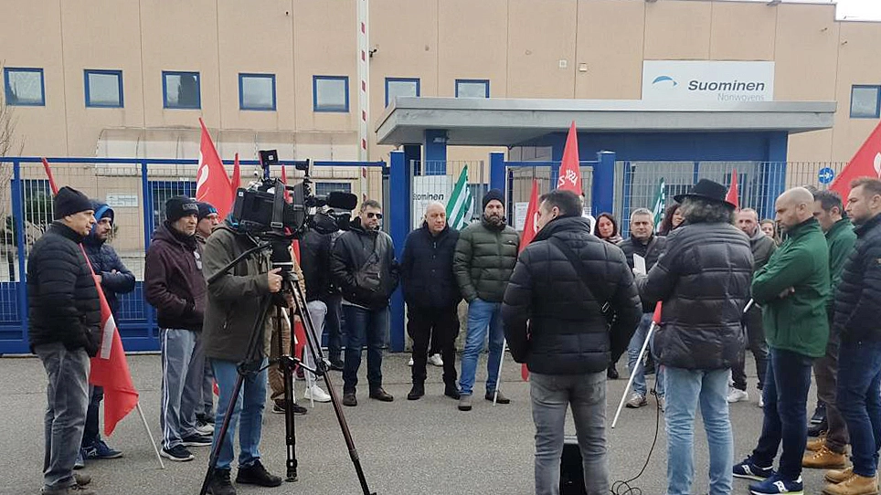 Nonwovens di Mozzate, lo sciopero continua. Per difendere il futuro di 92 addetti