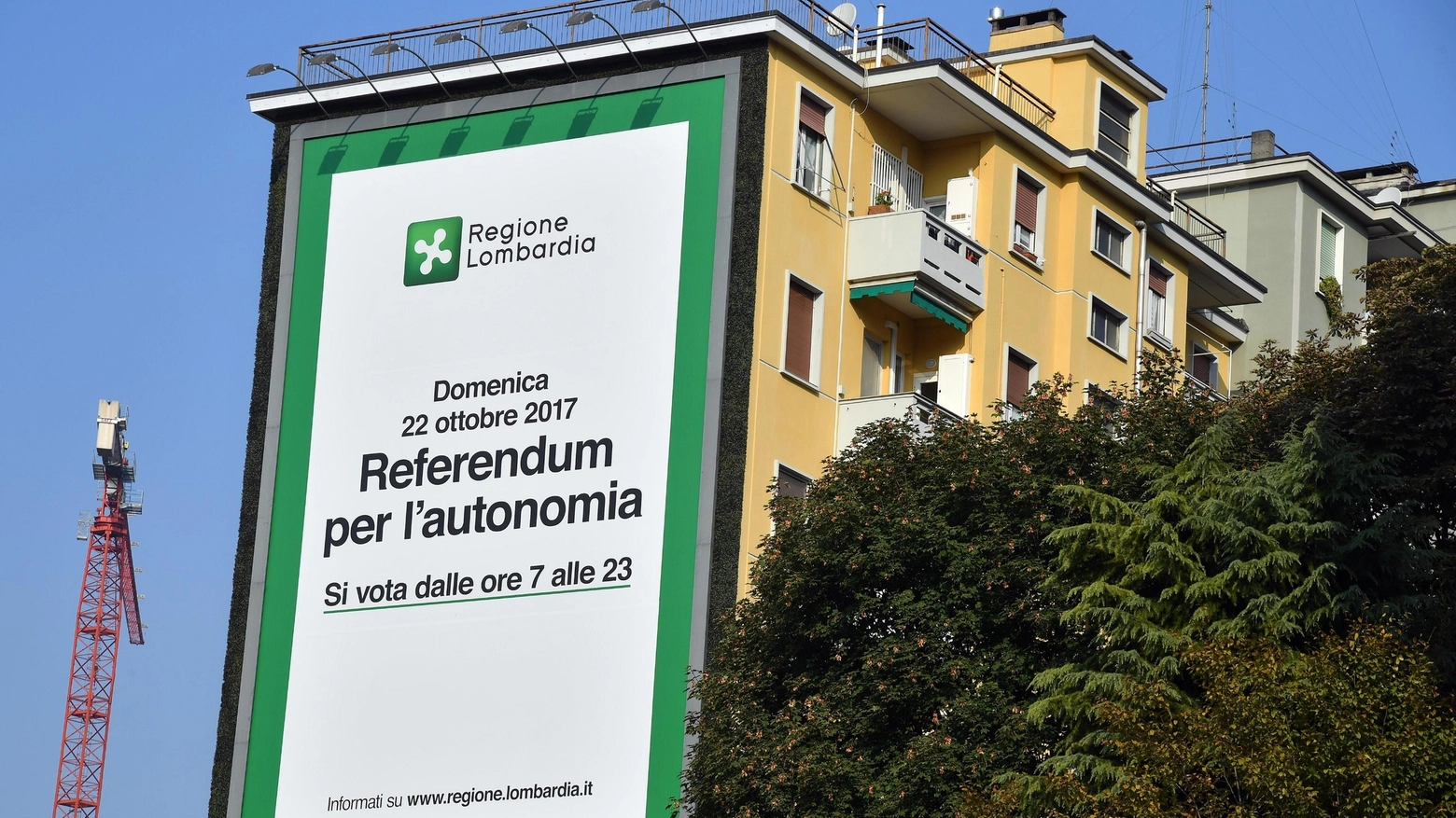 Un manifesto del referendum consultivo per l'autonomia (Ansa)