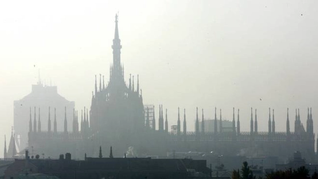 Ci eravamo dimenticati lo smog a Milano, ora ce lo ricorda il traffico