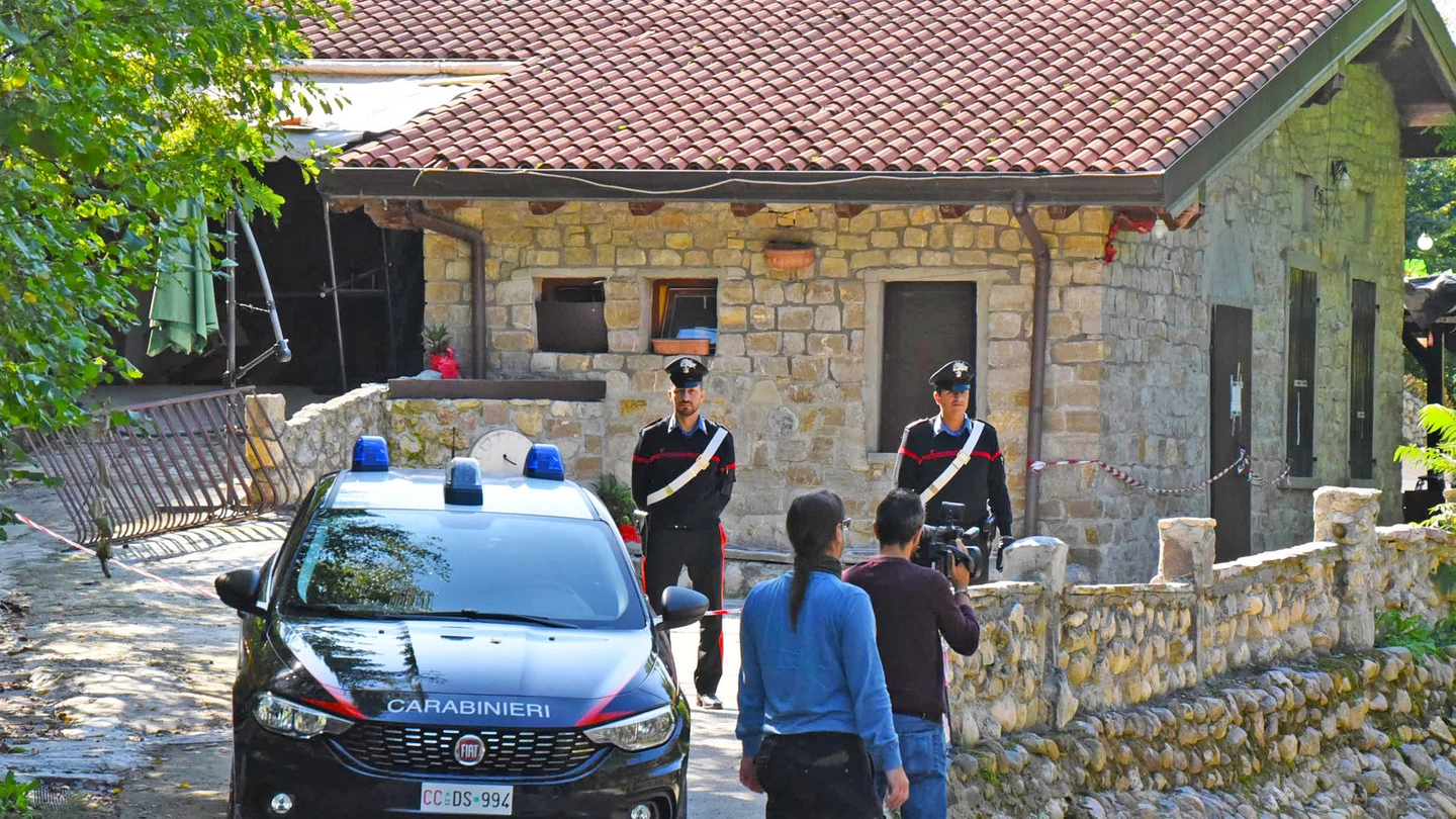 carabinieri davanti alla Cascina dei fiori, a Entratico