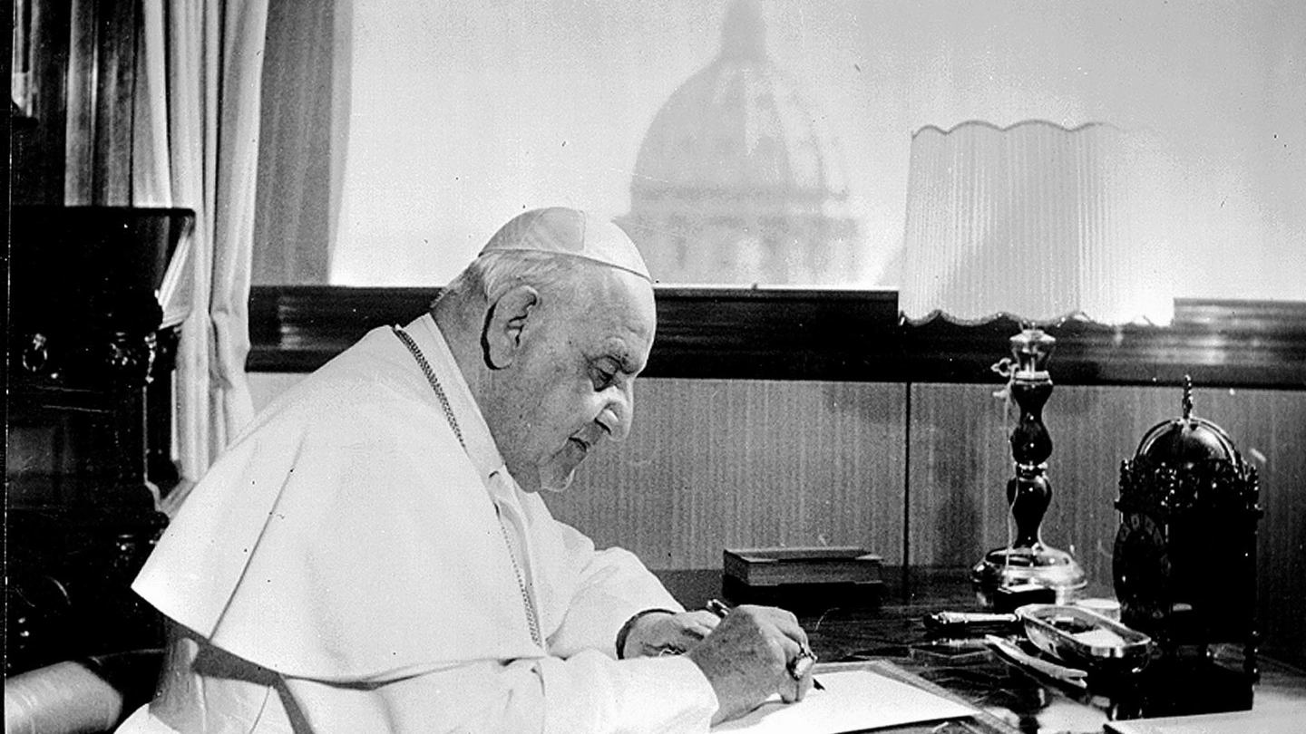 Una foto di papa Roncalli originario della Bergamasca come il suo “benefattore”