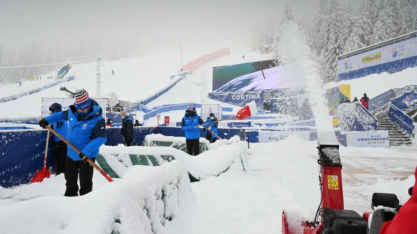 Mondiali, fitta nevicata su Cortina (LaPresse)