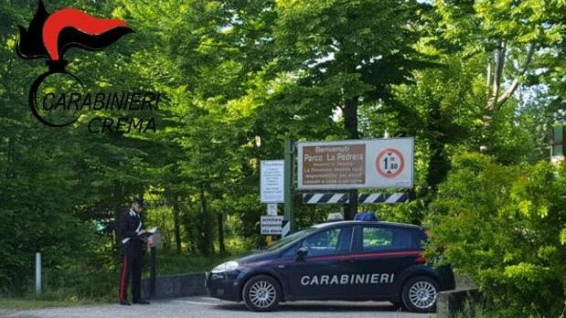 Carabinieri davanti all’ingresso del parcheggio della Pedrera dove  il posteggiatore senegalese è stato massacrato
