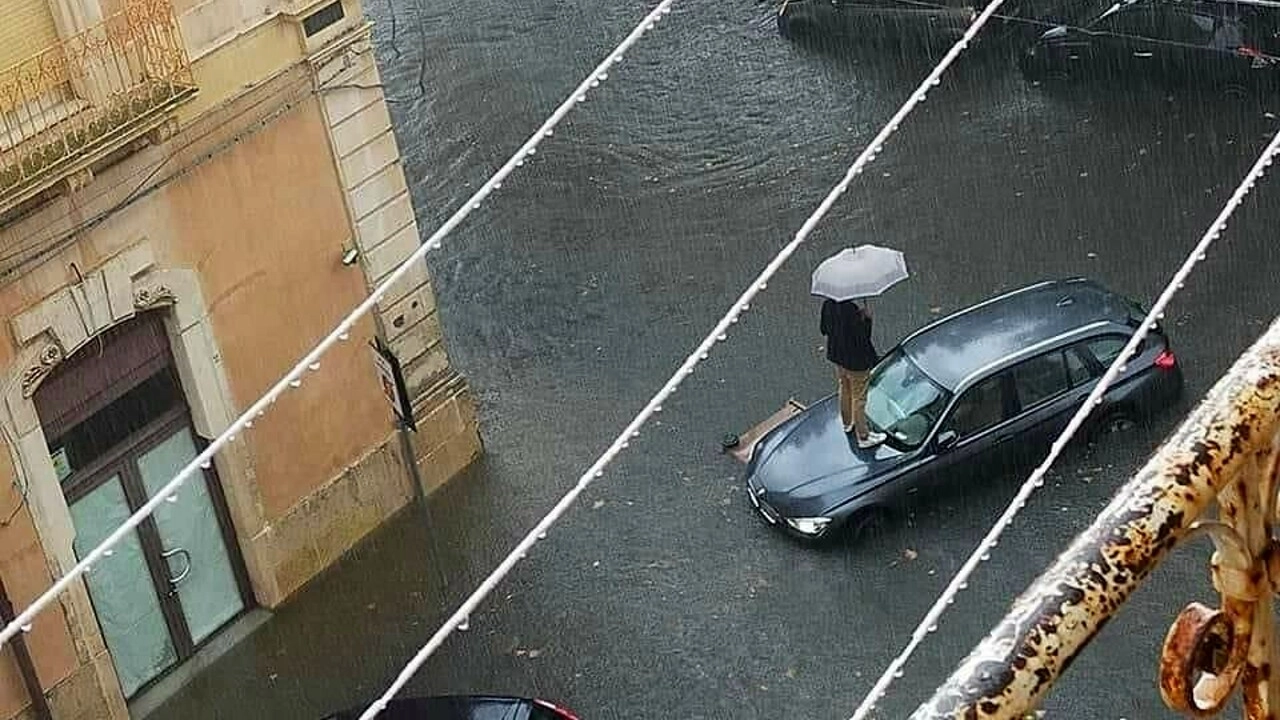 In caso di allerta meteo è bene adottare alcune precauzioni per non trovarsi in situazioni pericolose (foto di repertorio)