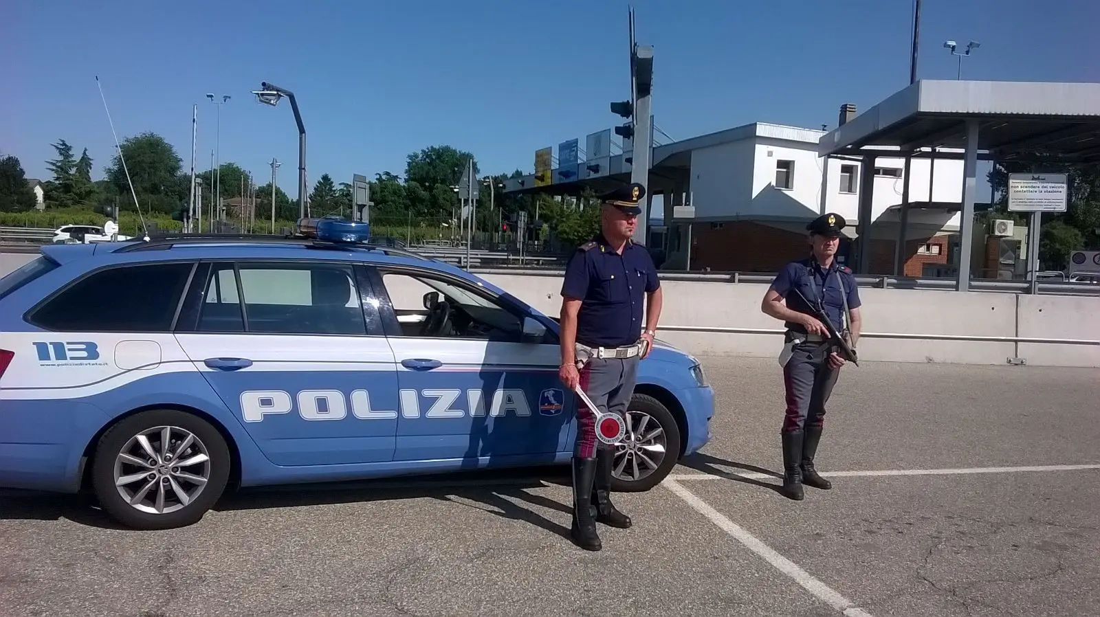 Guardamiglio, la Polstrada trova due profughi afgani aggrappati sotto un tir