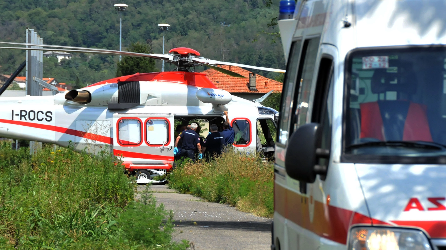 Eliambulanza e ambulanza in azione (foto di archivio)