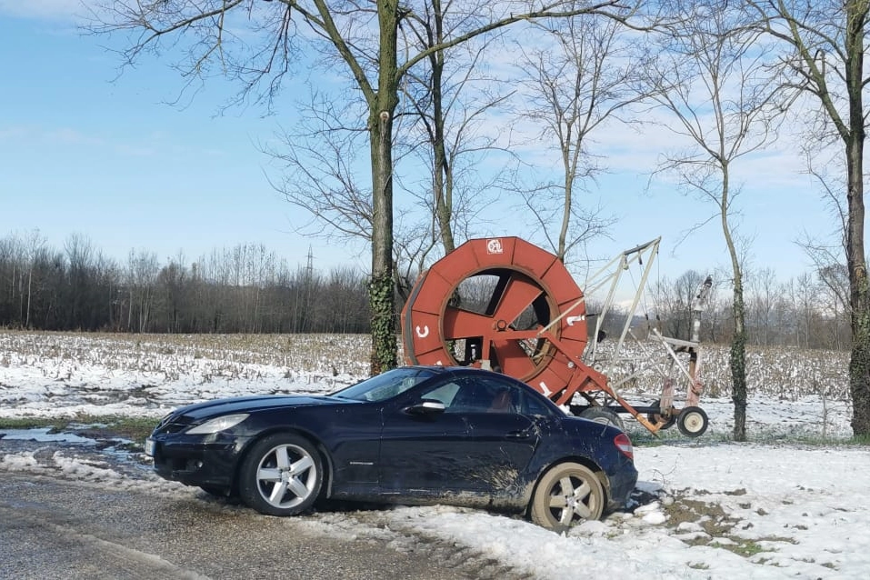 L'auto di Dumitru incagliata nel fango