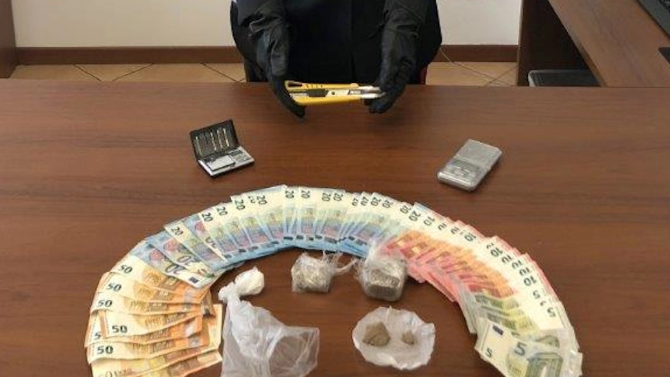 I soldi e la droga sequestrati dai carabinieri