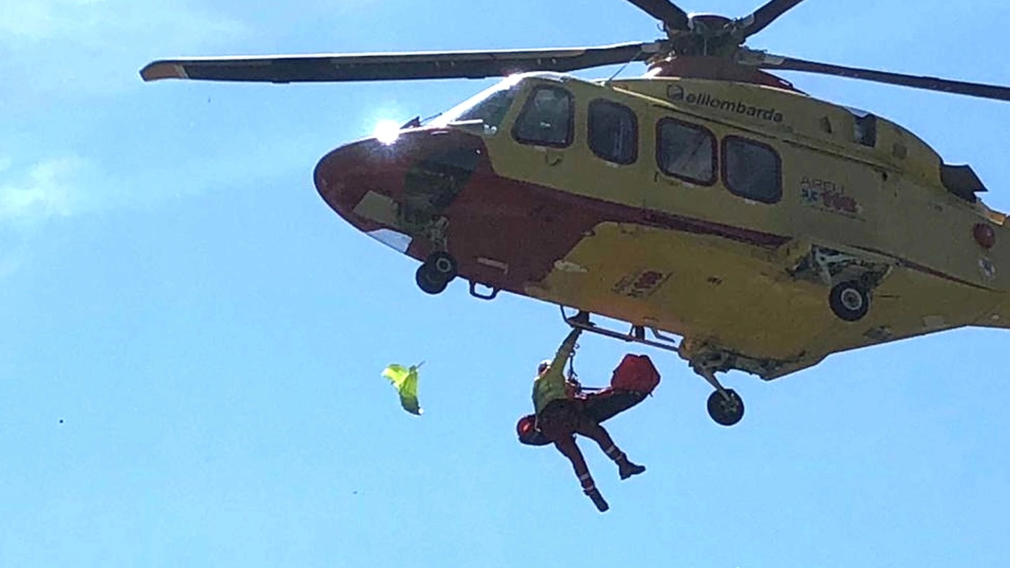 Il recupero del corpo in Val Bodengo con l'elicottero (Anp)
