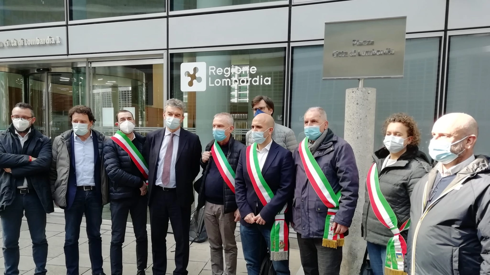 Sindaci in protesta sotto Palazzo Lombardia