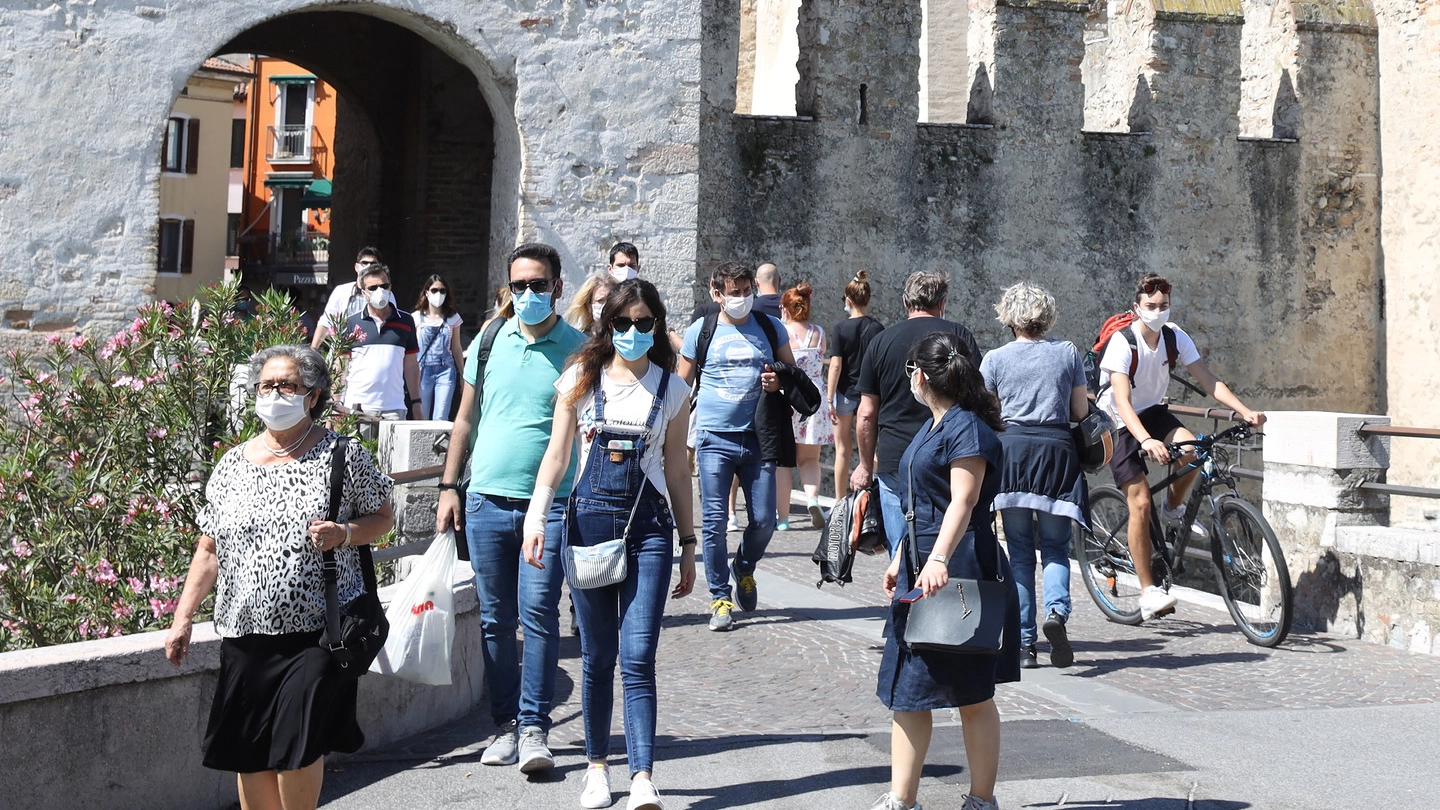Turisti con la mascherina a Sirmione del Garda