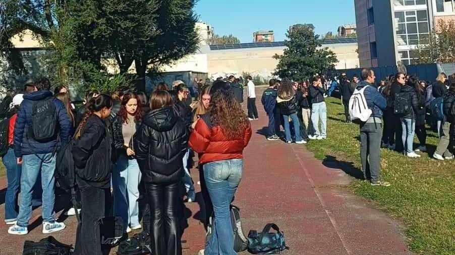 Caloriferi ko, lezioni con 16 gradi. Protesta in cinque istituti superiori: "Impossibile studiare al freddo" Caloriferi ko, lezioni con 16 gradi. Protesta in cinque istituti superiori: "Impossibile studiare al freddo"