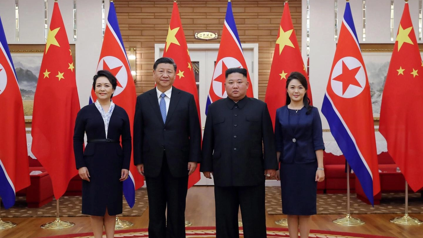 Il dittatore nordcoreano Kim Jong Un con il leader cinese Xi Jinping, un'alleanza anti-Usa