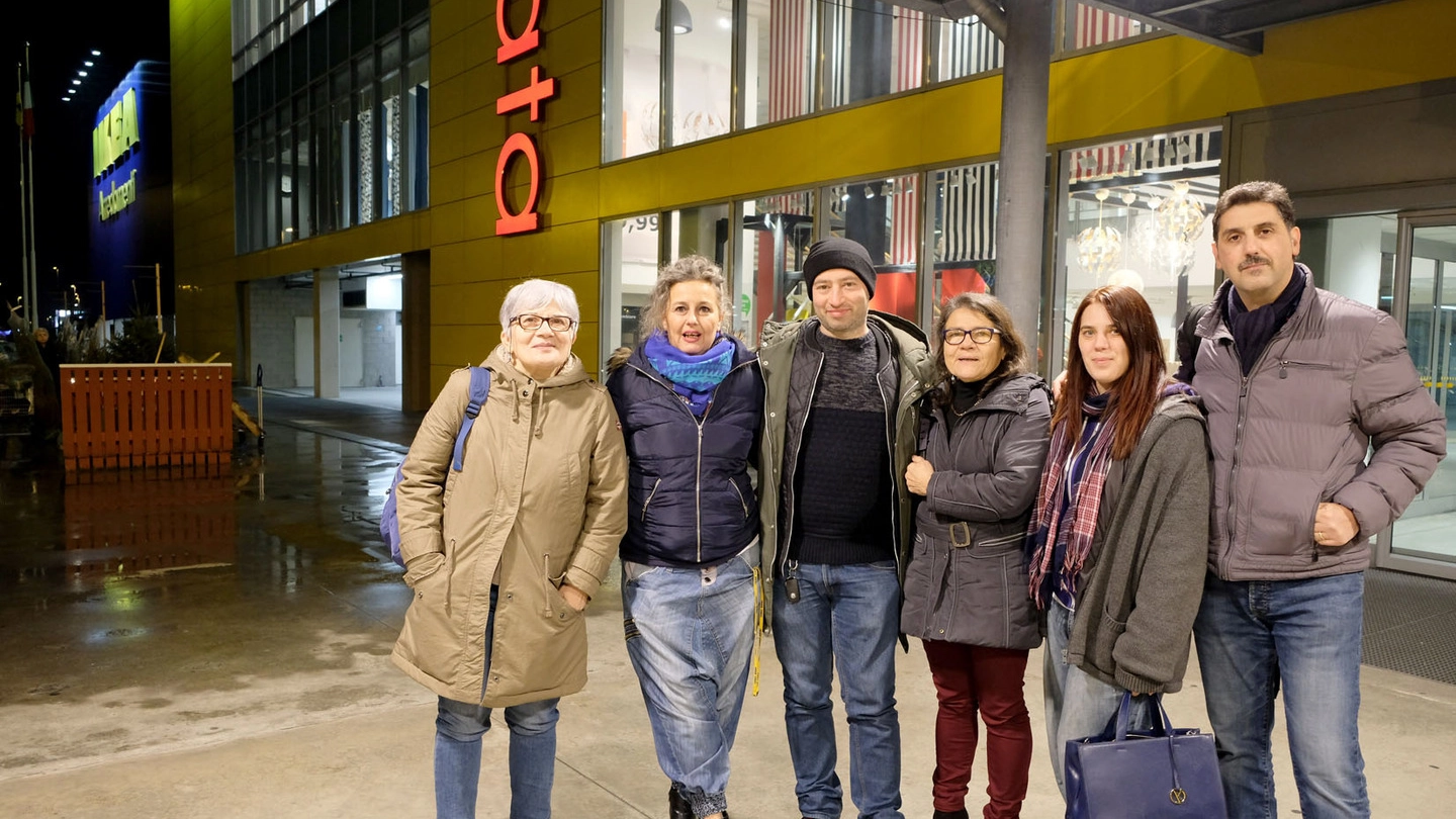 Il presidio dei lavoratori Ikea in solidarietà alla collega (Spf)