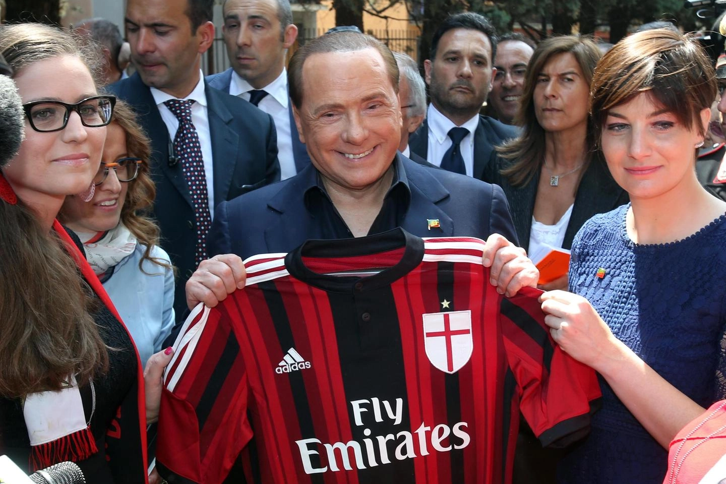 Silvio Berlusconi durante la visita al Milan Club femminile Stella, (Ansa)