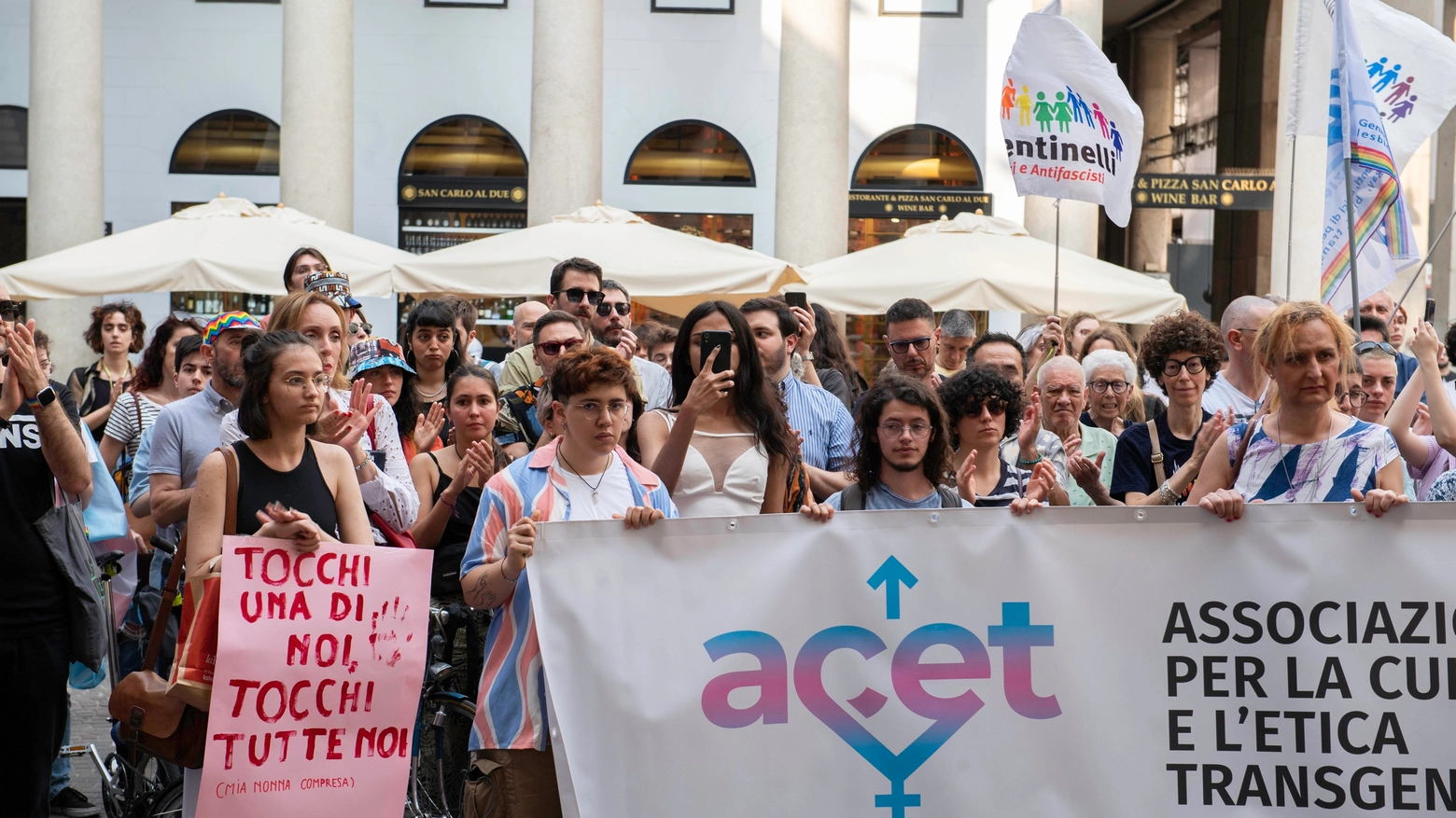 Presidio organizzato da ArciGay e Sentinelli in solidarietà a Bruna, la donna picchiata da agenti di Polizia Locale Presidio organizzato da ArciGay e Sentinelli in solidarietà a Bruna, la donna picchiata da agenti di Polizia Locale