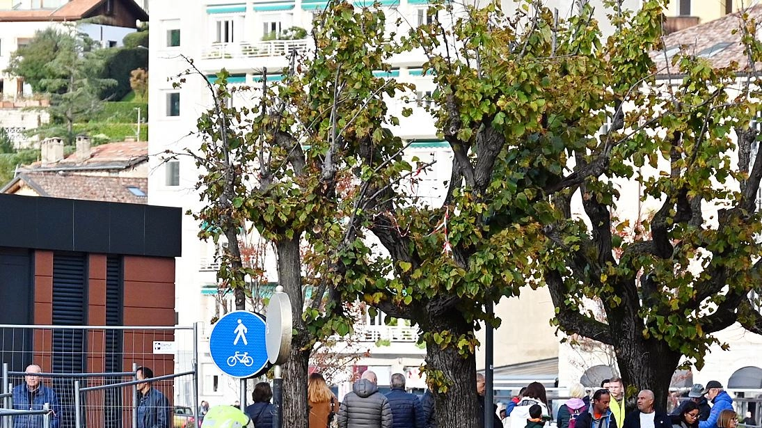L’esondazione del Lario. Mezzo metro d’acqua e piazza Cavour è invasa. Como si arrende al lago