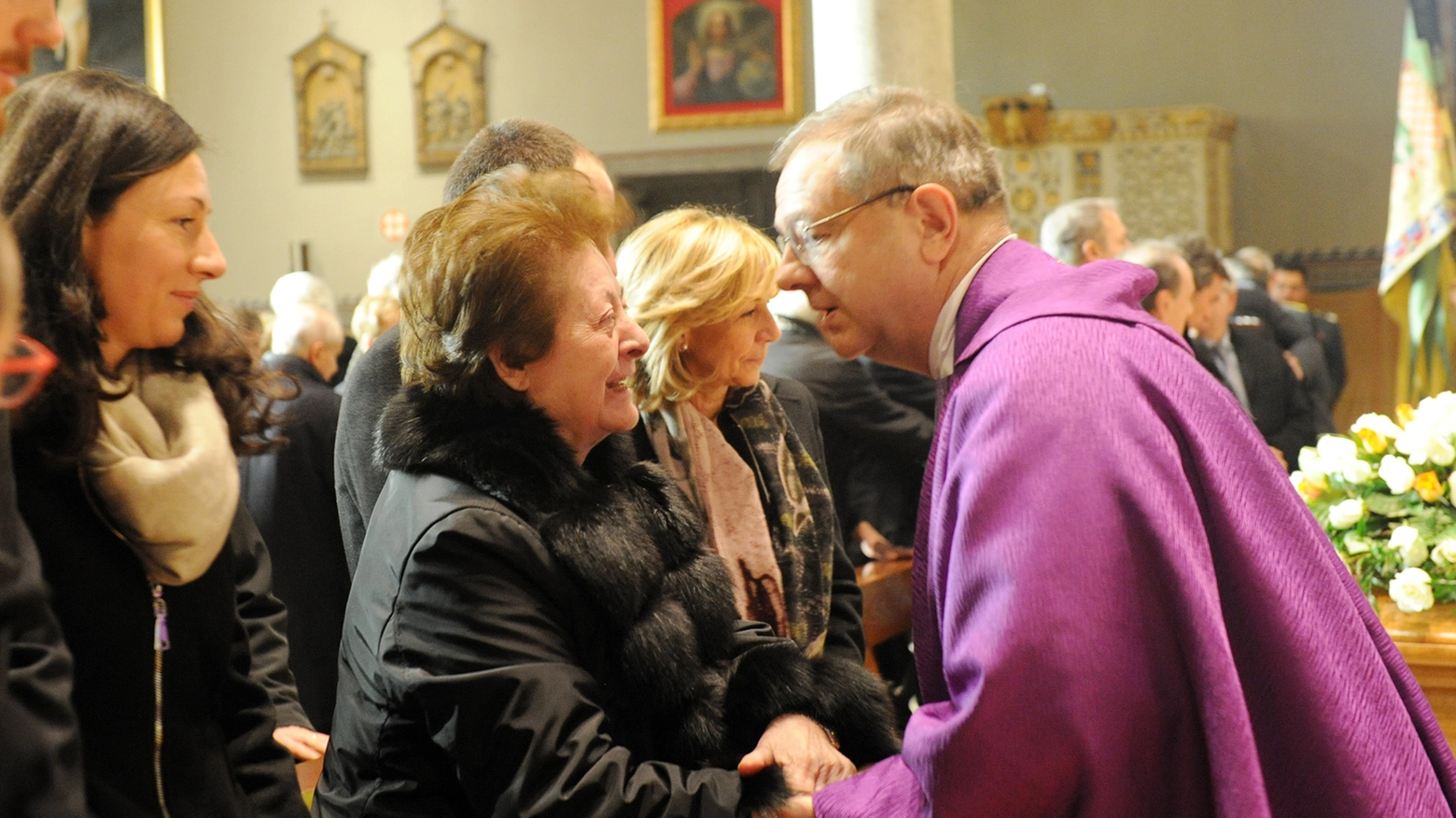 Monsignor Angelo Cairati porge le condoglianze alla signora Marisa, moglie di Caironi