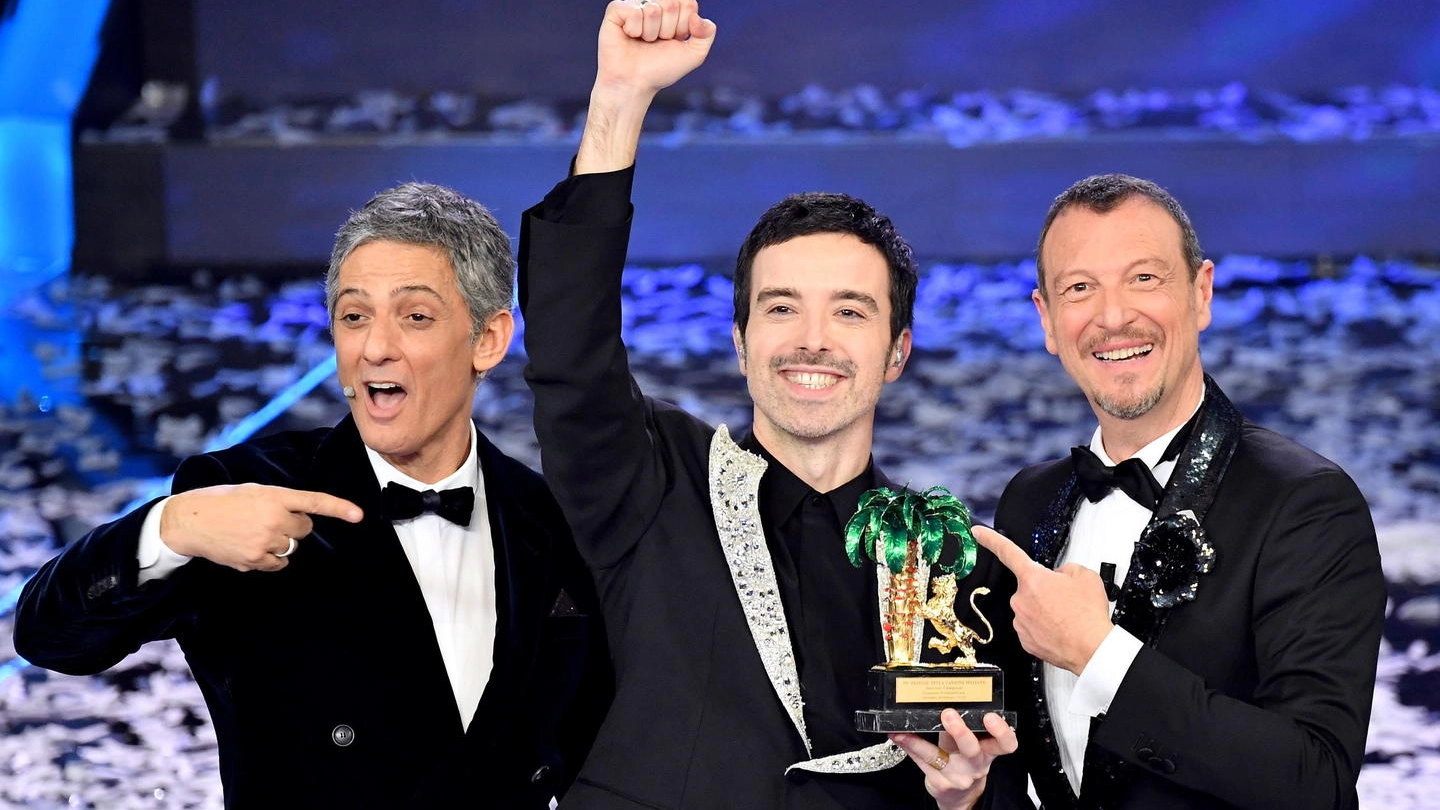 Sanremo 2020, il vincitore Diodato con Fiorello e Amadeus (Ansa)